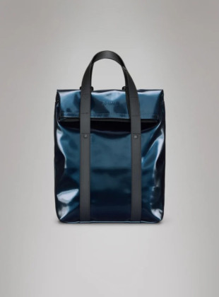 Rains la 2 way tote backpack mini è una borsa dal design epurato, perfetta per i pendolari, con l'estetica di una tote bag in versione mini.