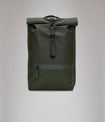 Rains il rolltop rucksack è perfetto per la città e per gli spostamenti a piedi o in bicicletta.