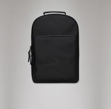 Rains il book daypack large si caratterizza per le dimensioni capienti, perfette per trasportare i dispositivi elettronici più grandi.