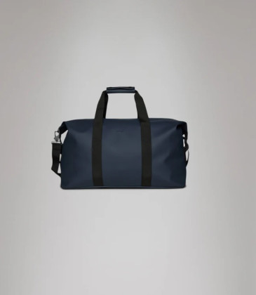 Rains la hilo weekend bag è la versione rains dell'essenziale borsone per viaggi brevi