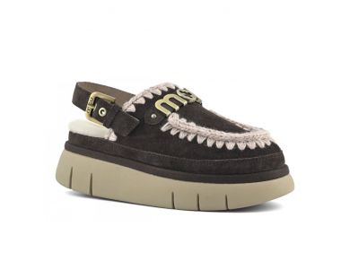 Mou il bounce clog backstrap di mou è realizzato a mano in vera pelle di camoscio con gli inconfondibili dettagli in lana all'uncinetto firmati mou,