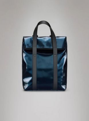 Rains la 2 way tote backpack mini è una borsa dal design epurato, perfetta per i pendolari, con l'estetica di una tote bag in versione mini.