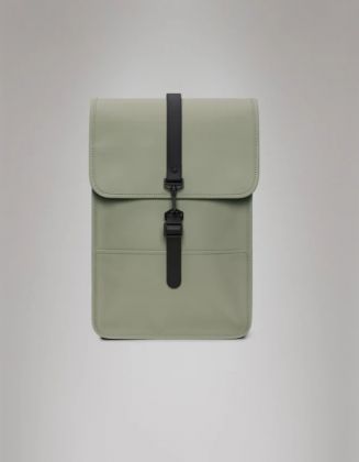 Rains il puffed backpack mini presenta un esterno fortemente imbottito con chiusura a moschettone.