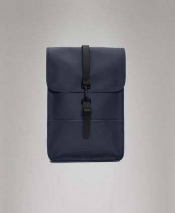 Rains il puffed backpack mini presenta un esterno fortemente imbottito con chiusura a moschettone.