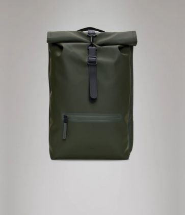 Rains il rolltop rucksack è perfetto per la città e per gli spostamenti a piedi o in bicicletta.