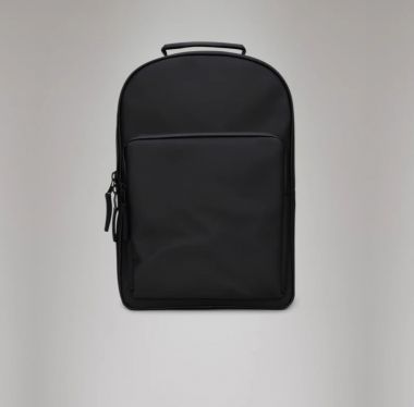 Rains il book daypack large si caratterizza per le dimensioni capienti, perfette per trasportare i dispositivi elettronici più grandi.