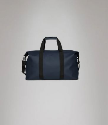 Rains la hilo weekend bag è la versione rains dell'essenziale borsone per viaggi brevi